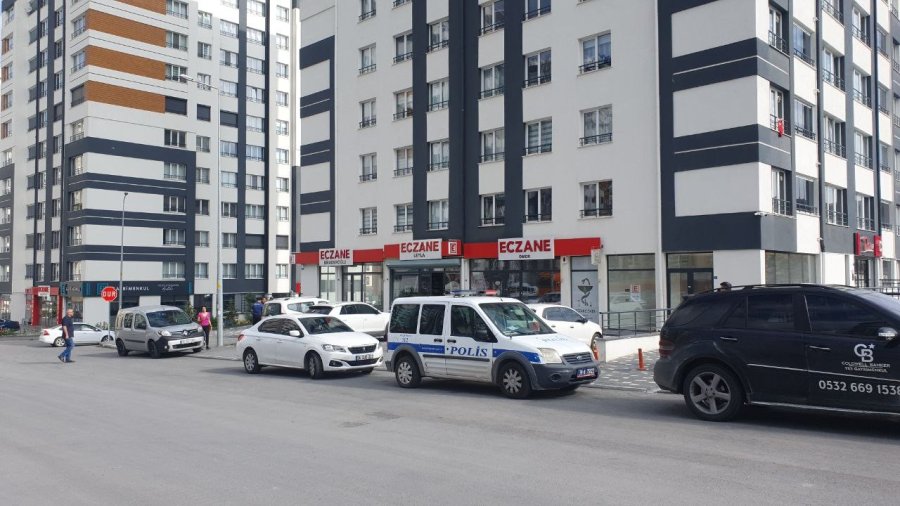 5. Kattan Düşen Genç Kız Ağır Yaralandı