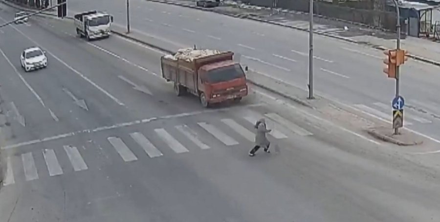 Kurallara Uymayan Yayalar Kazaya Davetiye Çıkarıyor