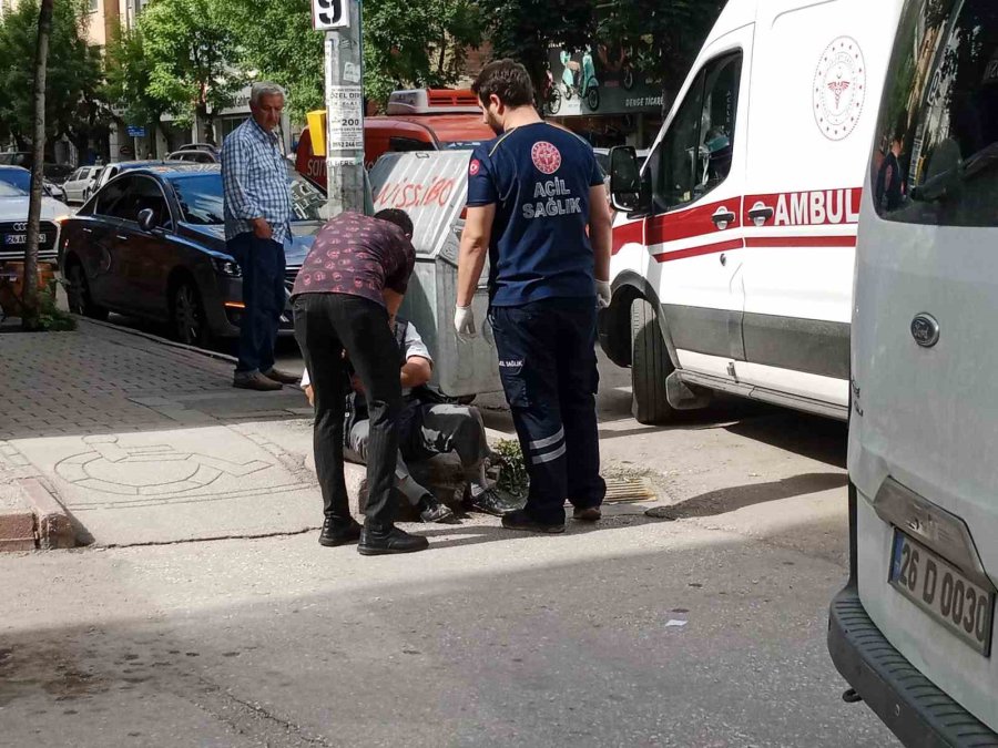 Kaldırımdan Düşerek Hafif Yaralanan Adam İlk Yardım Yapılmasına Kabul Etmedi
