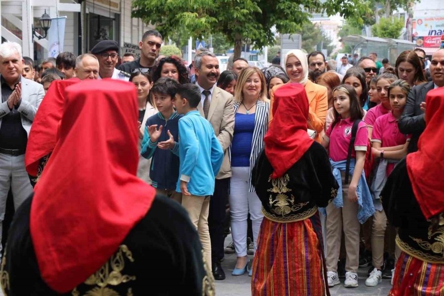 Halk Eğitim Kursiyerleri Hünerlerini Sergiledi