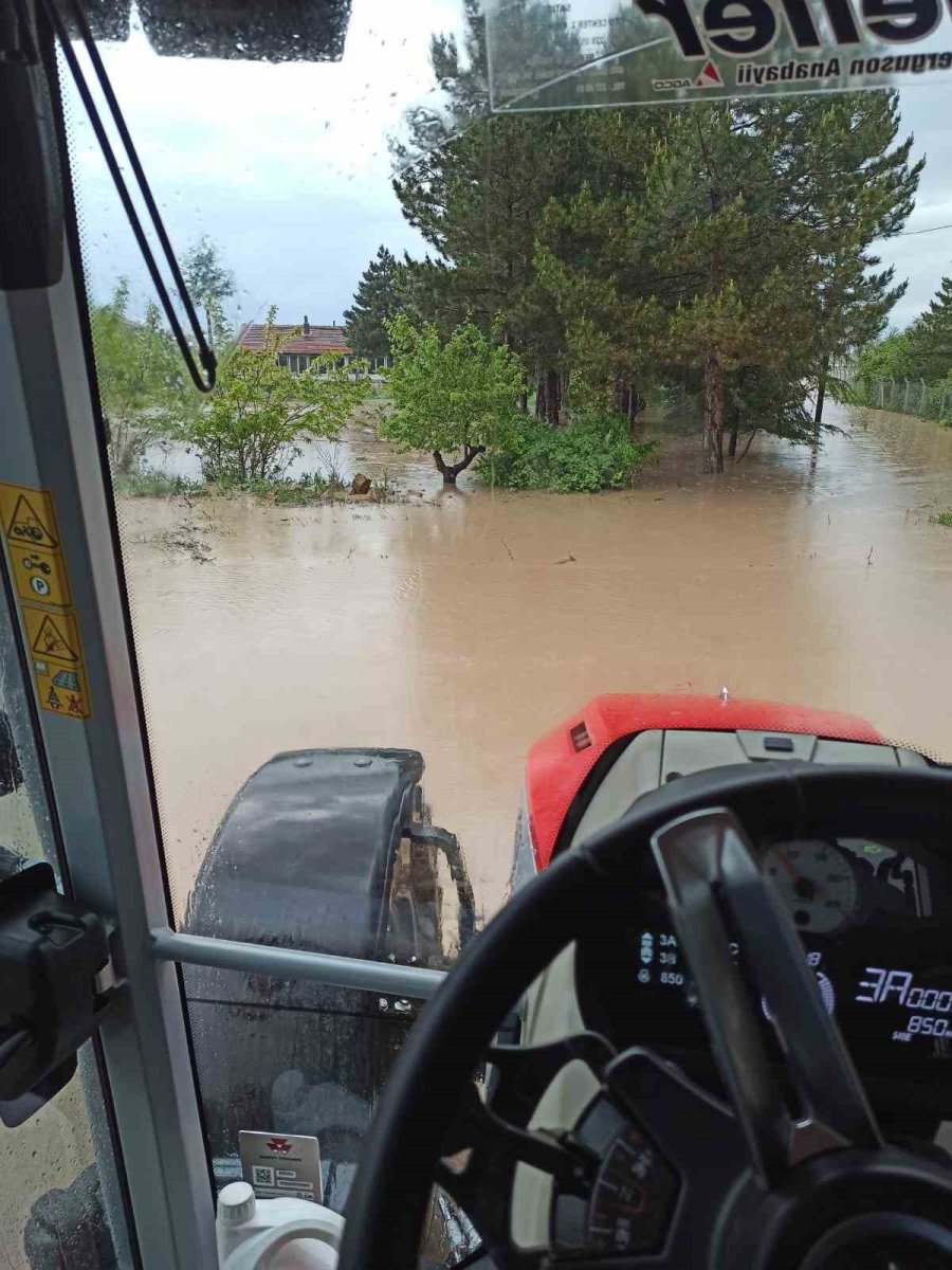 Büyükdere’yi Sel Bastı Bazı Ev Ve Yollar Sular Altında Kaldı