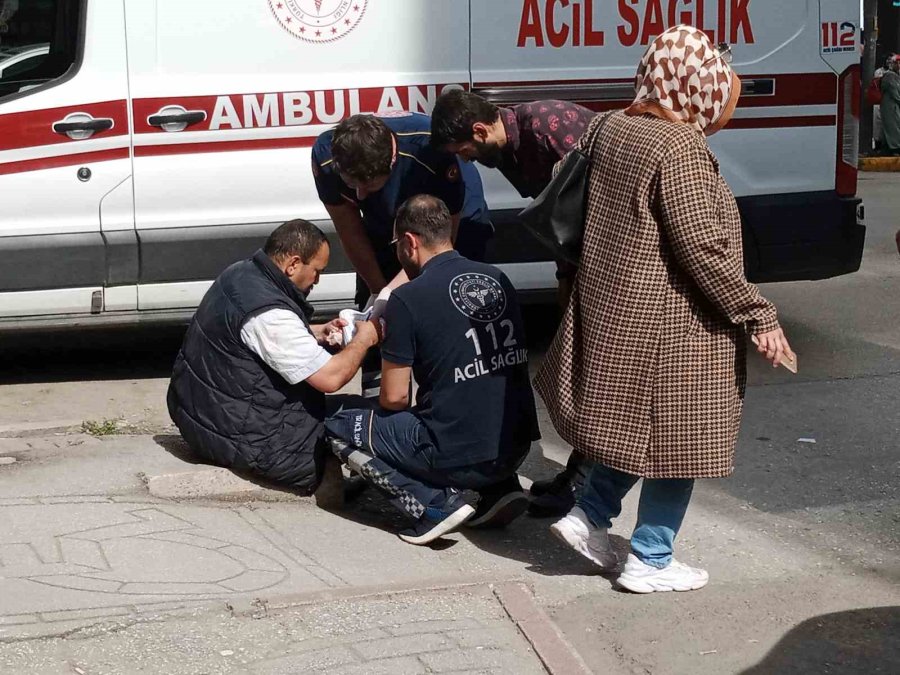 Kaldırımdan Düşerek Hafif Yaralanan Adam İlk Yardım Yapılmasına Kabul Etmedi