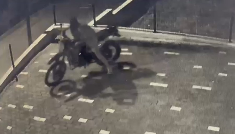 Ayağıyla Kilidi Kırdı, Motosikleti Çaldı