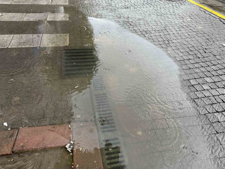 Yağmura Yakalanan Vatandaşların Korunma Çabası