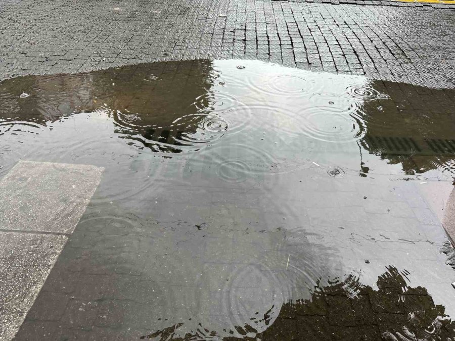 Yağmura Yakalanan Vatandaşların Korunma Çabası