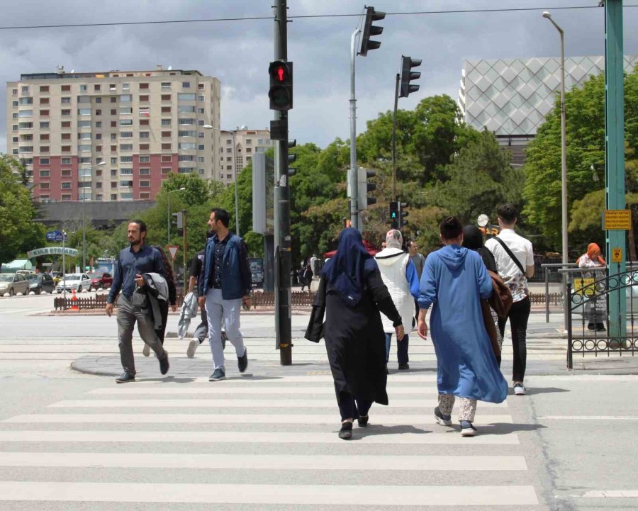 Kurallara Uymayan Yayalar Kazaya Davetiye Çıkarıyor