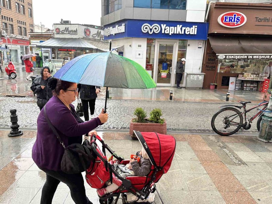 Yağmura Yakalanan Vatandaşların Korunma Çabası