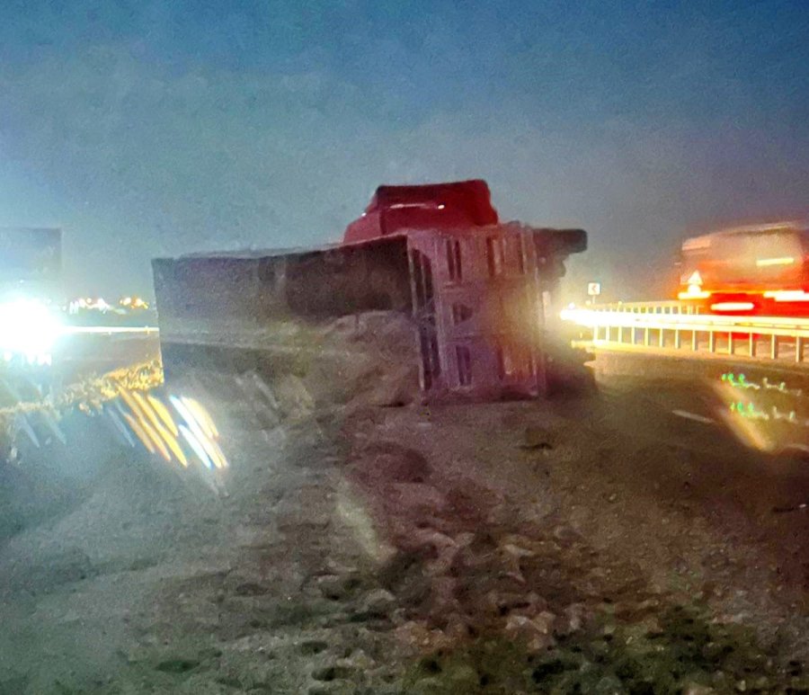 Kum Yüklü Tır Karşı Şeride Geçip 2 Araca Çarptı: 1 Ölü, 7 Yaralı