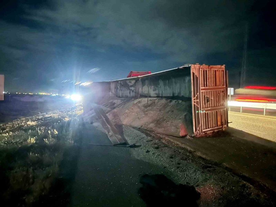 Kum Yüklü Tır Karşı Şeride Geçip 2 Araca Çarptı: 1 Ölü, 7 Yaralı