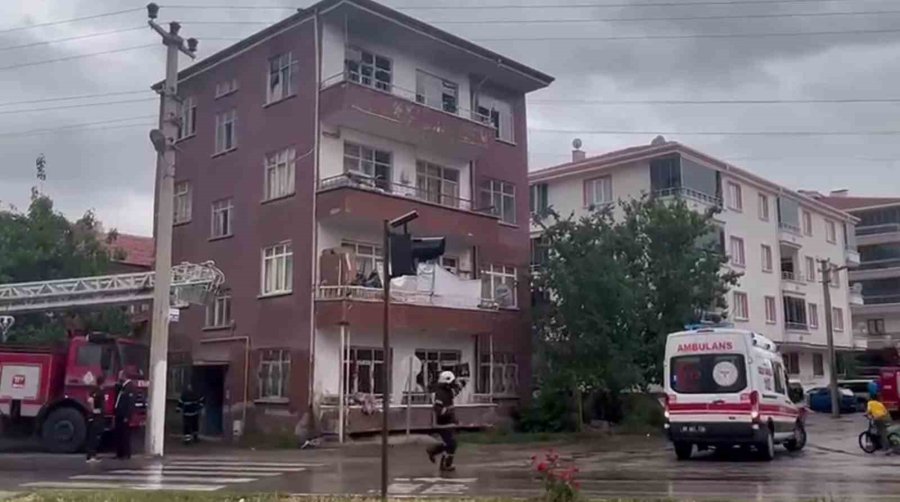 Evini Yakan Kadını İtfaiye Ekipleri Kurtardı