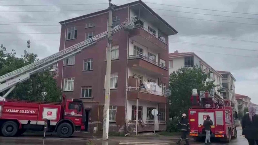 Evini Yakan Kadını İtfaiye Ekipleri Kurtardı