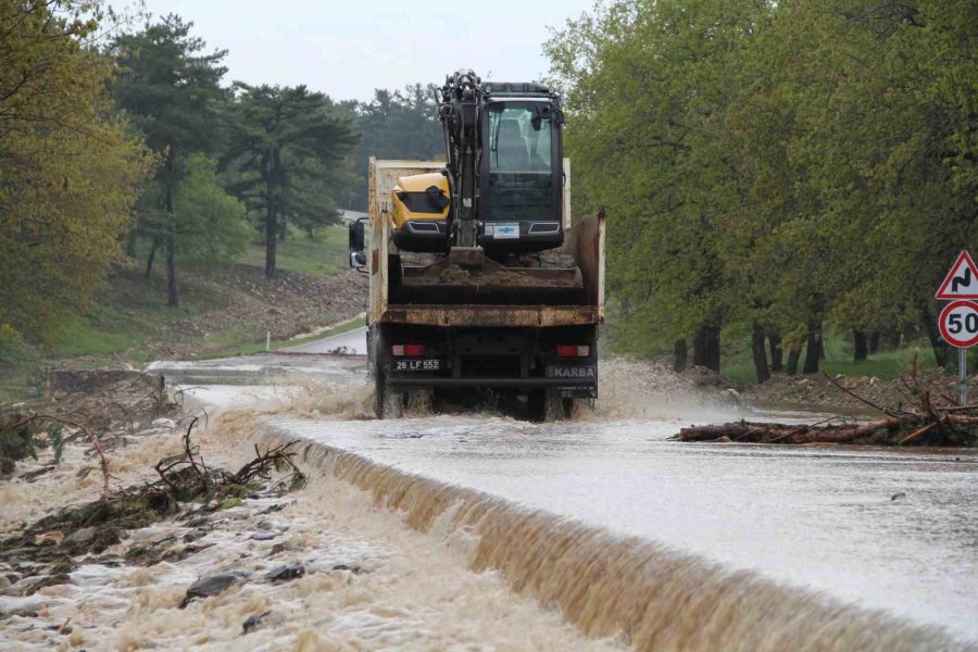 Sel Felaketinde 3 Ev Yıkıldı, Çok Sayıda Hayvan Telef Oldu