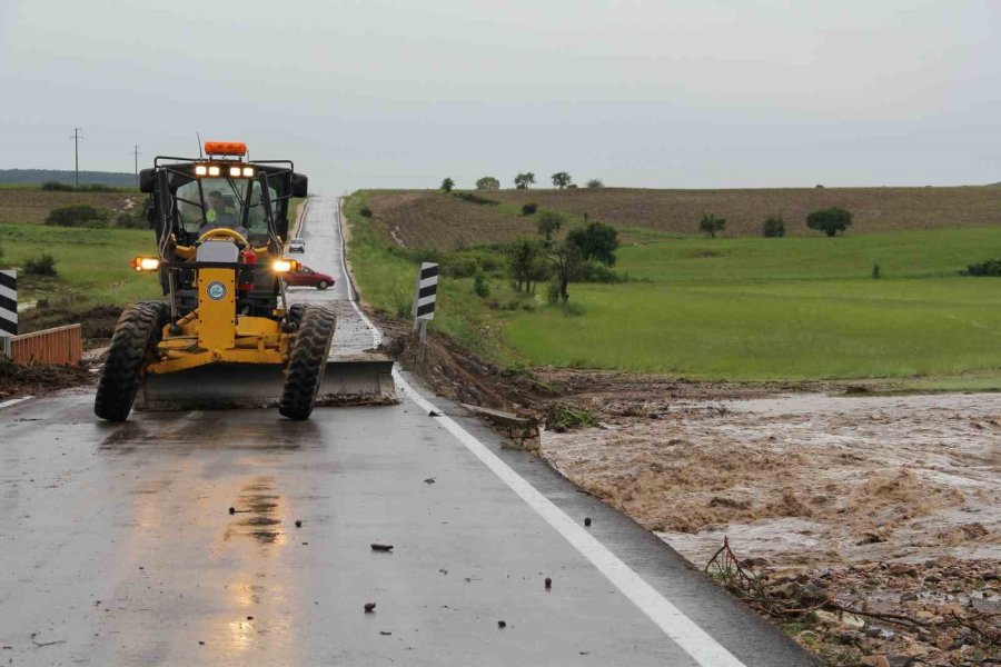 Sel Felaketinde 3 Ev Yıkıldı, Çok Sayıda Hayvan Telef Oldu