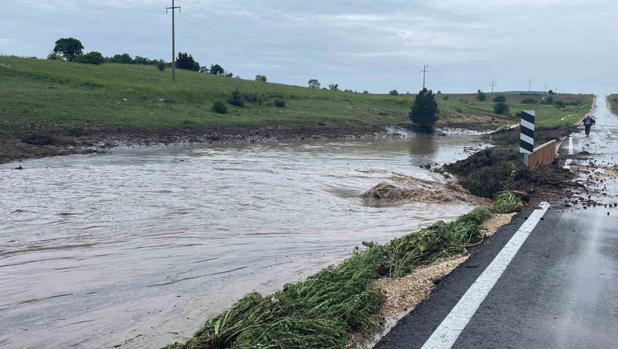 Eskişehir’de Yıllardır Akmayan Dere Sağanakla Taştı, Karayolu Balçıkla Kaplandı