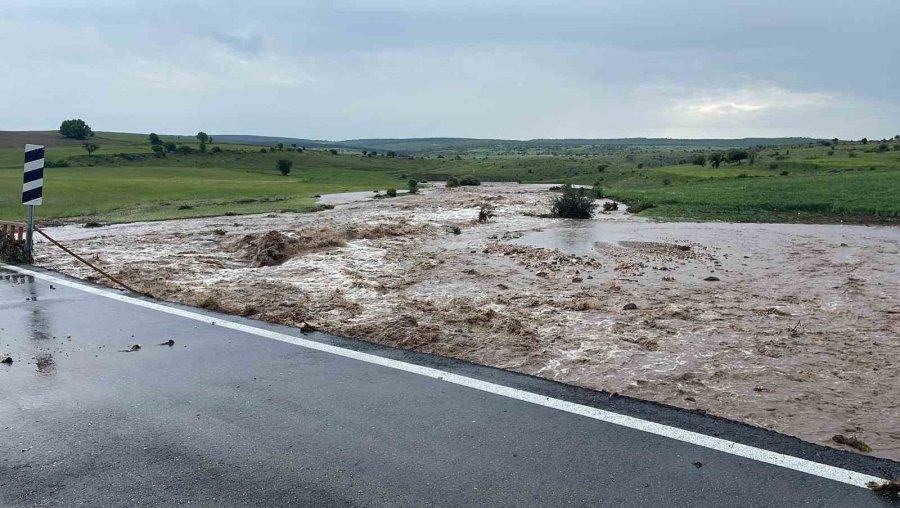 Eskişehir’de Yıllardır Akmayan Dere Sağanakla Taştı, Karayolu Balçıkla Kaplandı