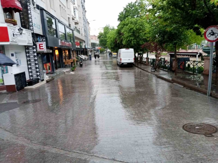 Gök Gürültülü Sağanak Yağış Sonrası Sokaklar Bomboş Kaldı