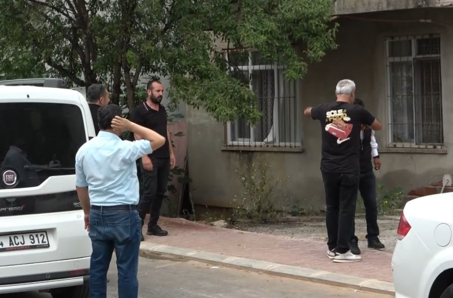 Bıçağı Boğazına Dayayıp Korku Dolu Anlar Yaşattı, İkna Eden Adamın Elini Öptü