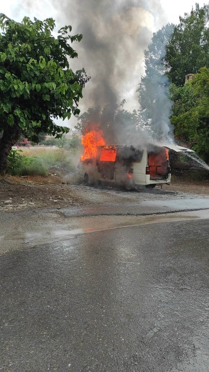 Antalya’da Park Halindeki Minibüs Alevlere Teslim Oldu