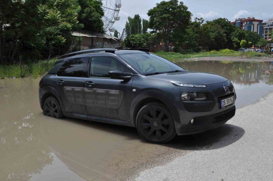 Boş Araziye Park Edilen Araçlar Yağmur Sonrası Oluşan Su Birikintisinin Ortasında Kaldı