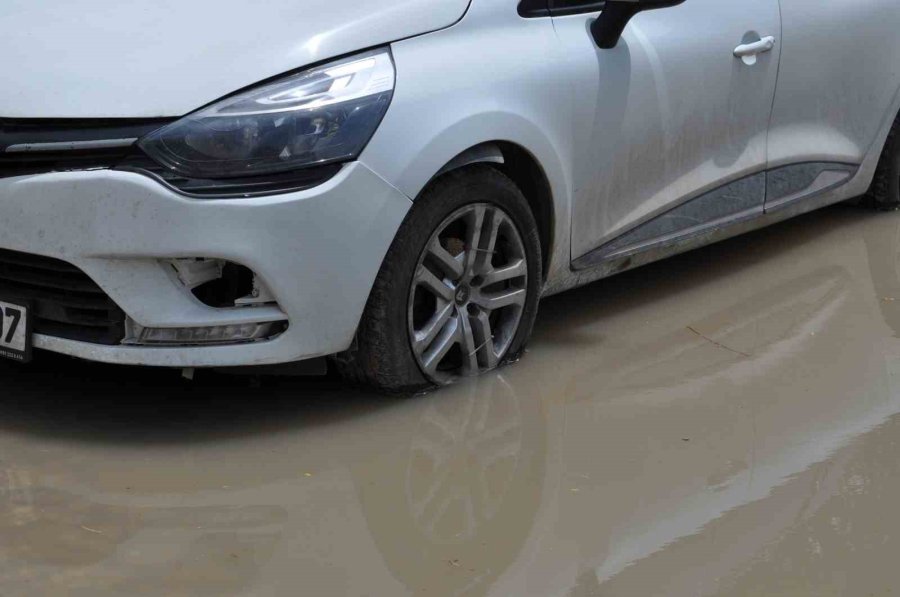 Boş Araziye Park Edilen Araçlar Yağmur Sonrası Oluşan Su Birikintisinin Ortasında Kaldı