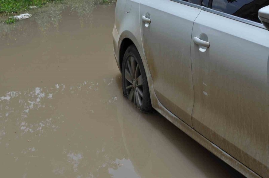 Boş Araziye Park Edilen Araçlar Yağmur Sonrası Oluşan Su Birikintisinin Ortasında Kaldı