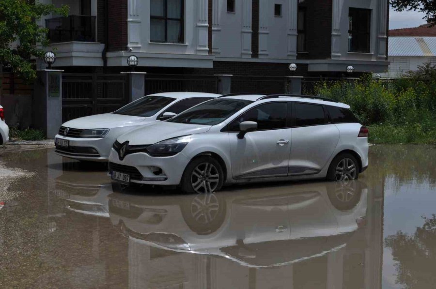 Boş Araziye Park Edilen Araçlar Yağmur Sonrası Oluşan Su Birikintisinin Ortasında Kaldı