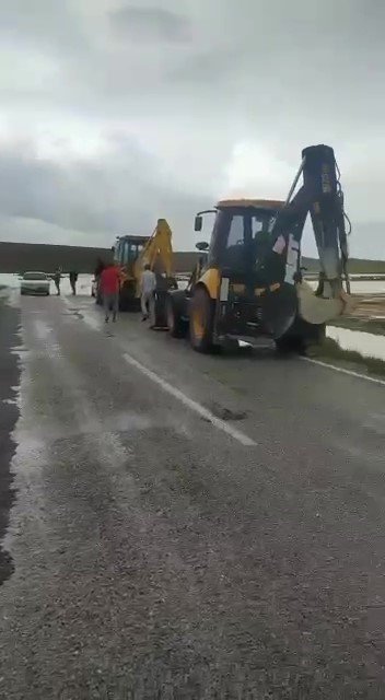 Günyüzü’nde Sel Sonrası Karayolu Ulaşıma Kapandı