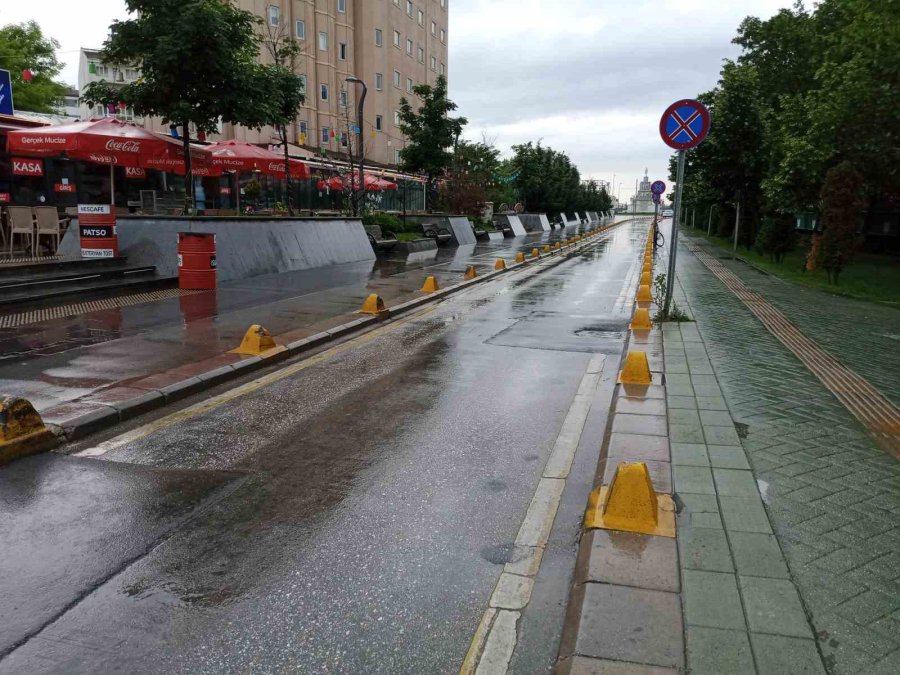 Gök Gürültülü Sağanak Yağış Sonrası Sokaklar Bomboş Kaldı