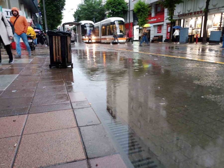 Eskişehir Güne Yağmurlu Başladı