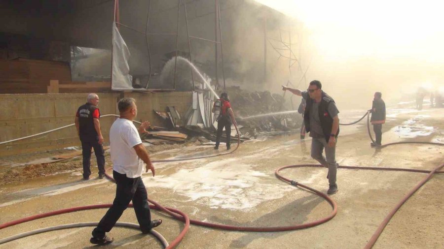 Bir Kıvılcım, 30 Kişinin Çalıştığı Fabrikayı Küle Çevirdi