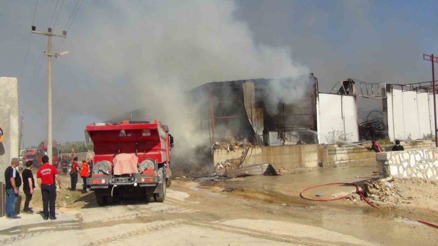 Bir Kıvılcım, 30 Kişinin Çalıştığı Fabrikayı Küle Çevirdi