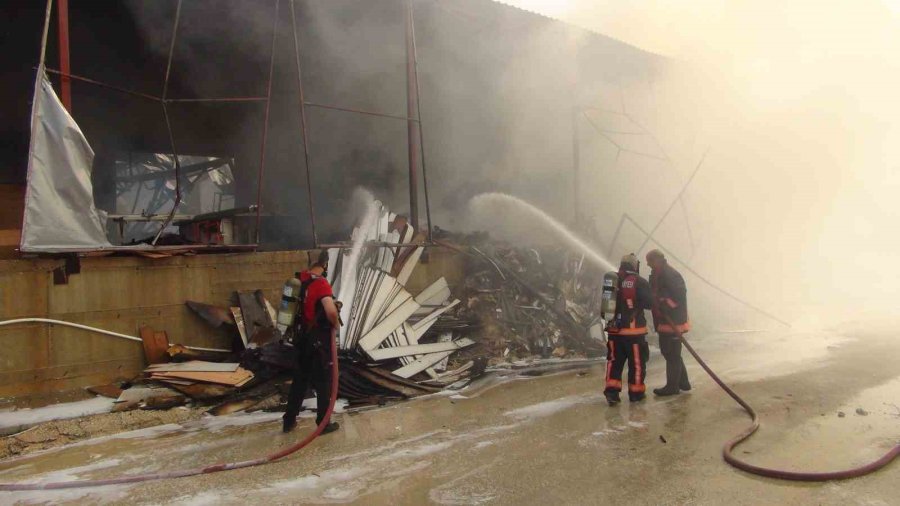 Bir Kıvılcım, 30 Kişinin Çalıştığı Fabrikayı Küle Çevirdi