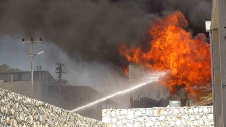 Mersin Silifke Osb’de Mobilya Fabrikası Yangını, Ekipler Müdahale Ediyor