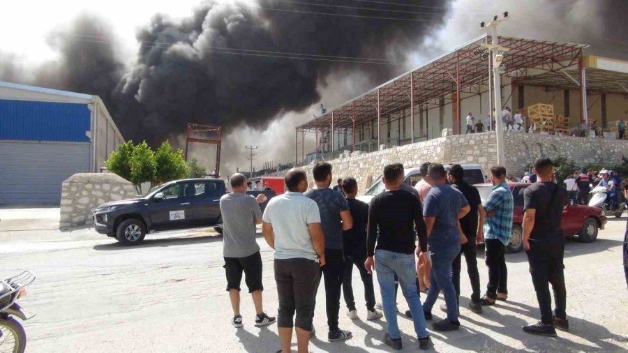 Mersin Silifke Osb’de Mobilya Fabrikası Yangını, Ekipler Müdahale Ediyor