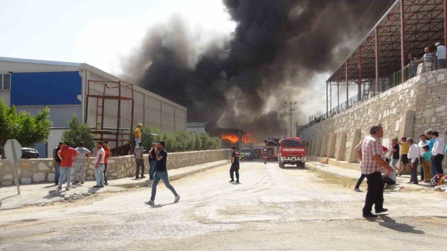 Mersin Silifke Osb’de Mobilya Fabrikası Yangını, Ekipler Müdahale Ediyor