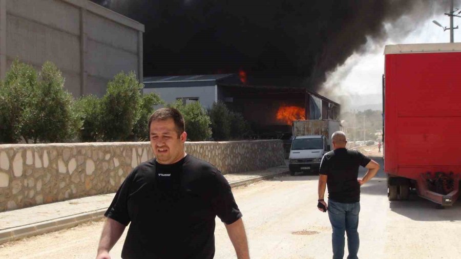 Mersin Silifke Osb’de Mobilya Fabrikası Yangını, Ekipler Müdahale Ediyor