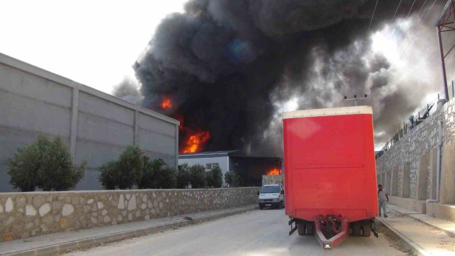 Mersin Silifke Osb’de Mobilya Fabrikası Yangını, Ekipler Müdahale Ediyor
