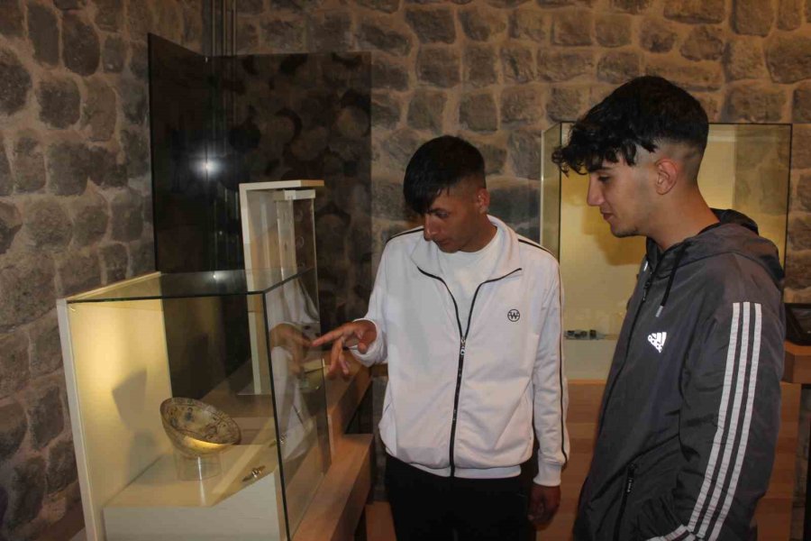 Depremzede Öğrenciler Kayseri’yi Gezdi