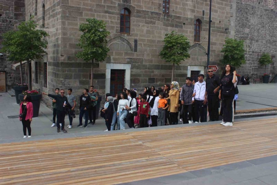 Depremzede Öğrenciler Kayseri’yi Gezdi