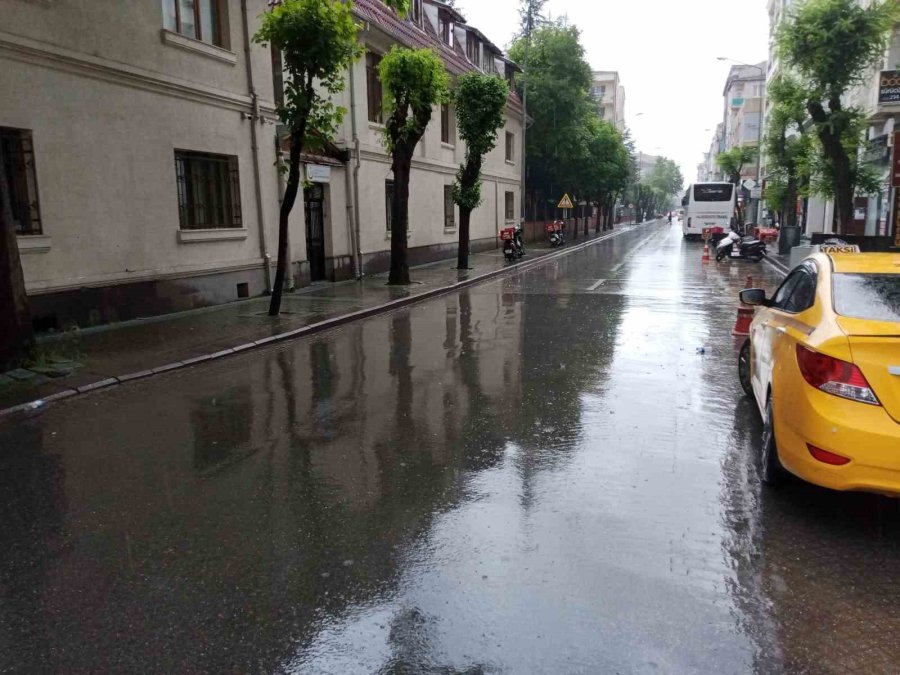 Gök Gürültülü Sağanak Yağış Sonrası Sokaklar Bomboş Kaldı