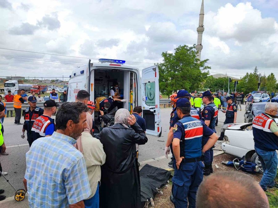 Aksaray’da 2 Otomobil Çarpıştı: 3 Ölü, 2 Ağır Yaralı