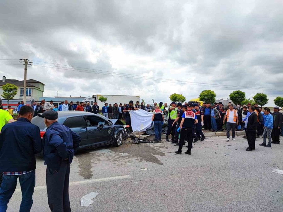 Aksaray’da 2 Otomobil Çarpıştı: 3 Ölü, 2 Ağır Yaralı