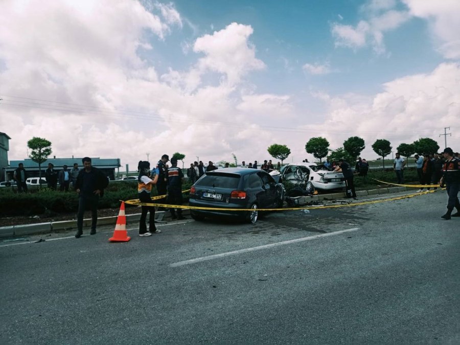 Aksaray’da 2 Otomobil Çarpıştı: 3 Ölü, 2 Ağır Yaralı
