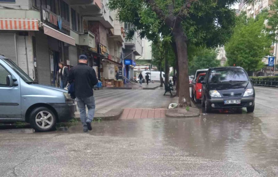 Engelli Rampasının Önündeki Su Birikintisi Vatandaşlara Zor Anlar Yaşattı