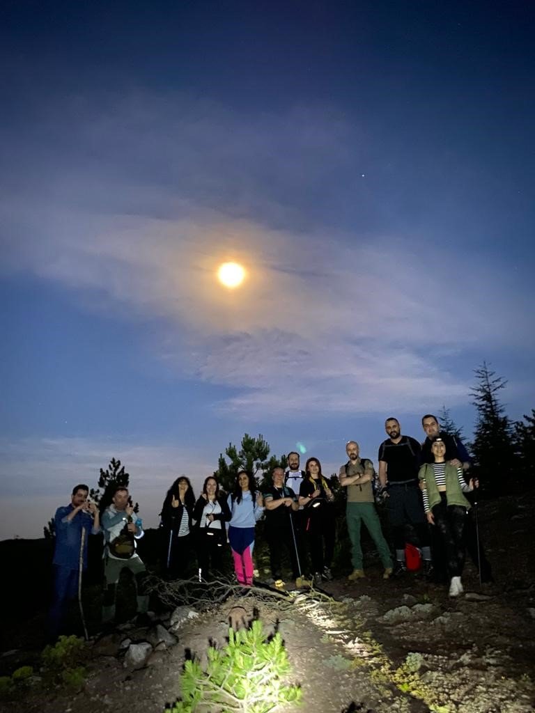 Dolunay Işığında Yürüyüp Çöp Topladılar