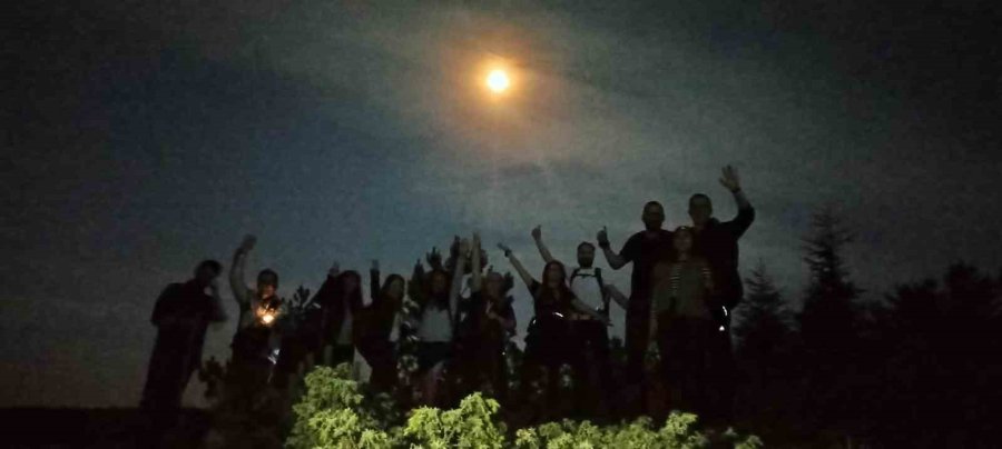 Dolunay Işığında Yürüyüp Çöp Topladılar