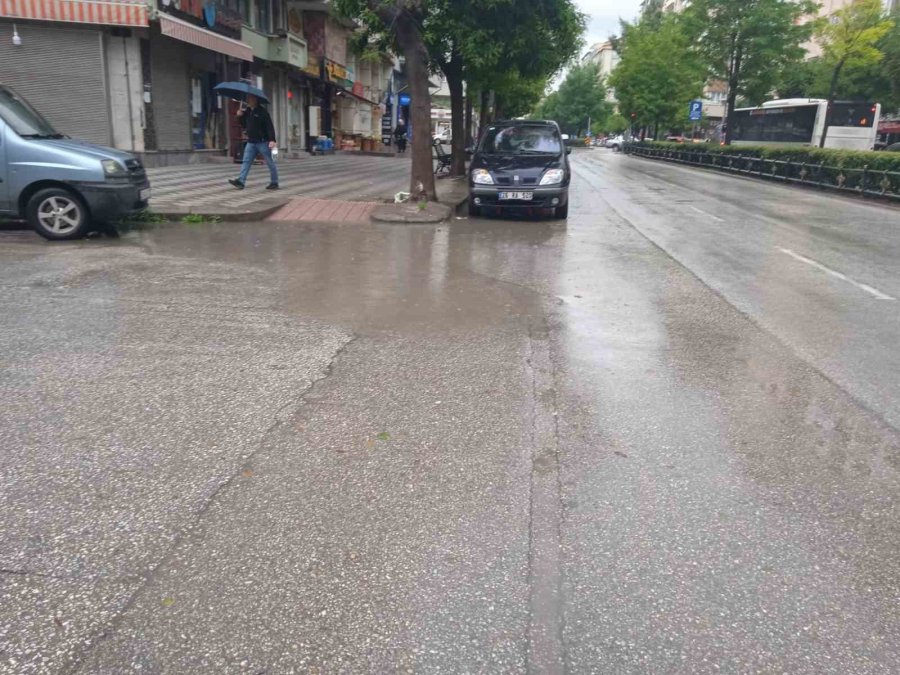 Engelli Rampasının Önündeki Su Birikintisi Vatandaşlara Zor Anlar Yaşattı