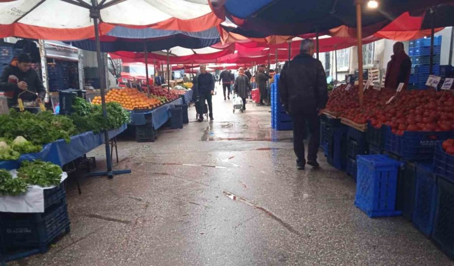 Aşırı Yağışlar Tezgahlardaki Meyve Ve Sebzeyi Etkiliyor