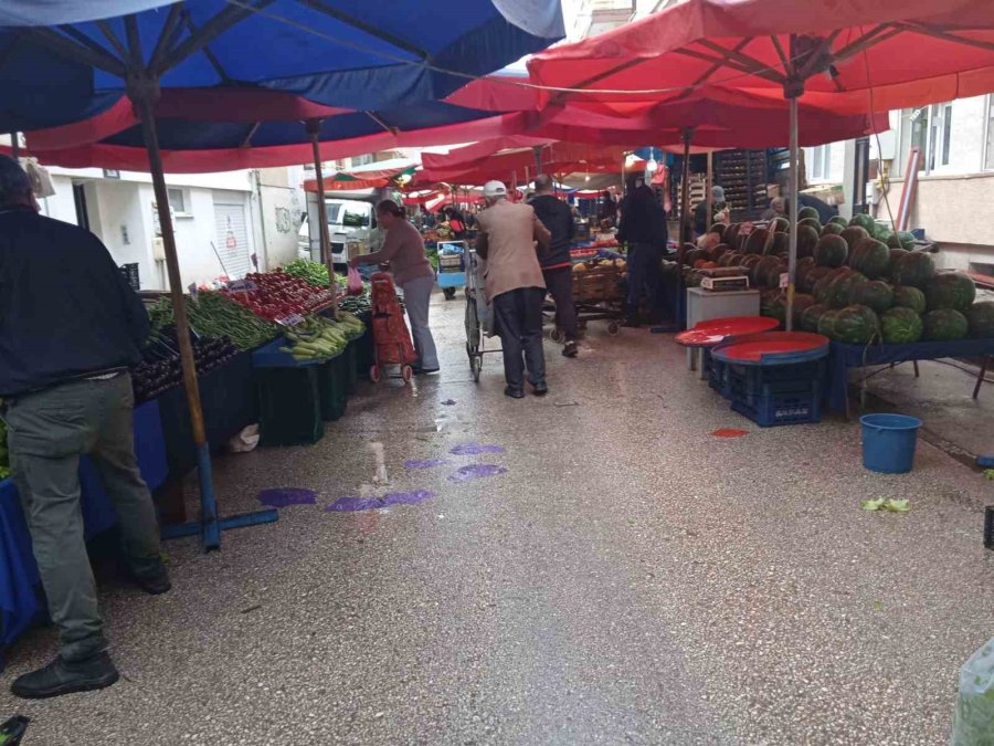 Aşırı Yağışlar Tezgahlardaki Meyve Ve Sebzeyi Etkiliyor