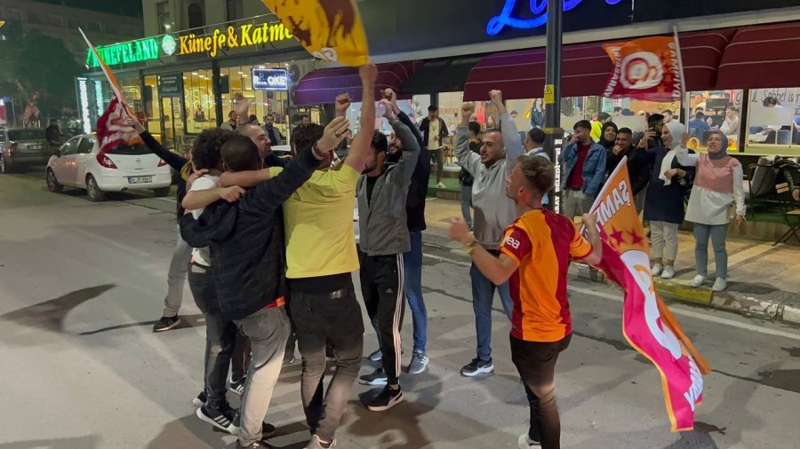 Aksaray’da Galatasaray’ın Fenerbahçe Galibiyeti Coşkusu